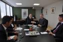 O presidente da Fomento Paraná, Juraci Barbosa, e o presidente do Sescap-PR, Mauro Kalinke, firmam acordo de cooperação técnica, para que as empresas associadas ao sindicato possam ter acesso facilitado às linhas de crédito do Banco do Empreendedor da Fomento Paraná. Curitiba, 03/07/2103.
