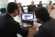 Governados Carlos Massa Ratinho Junior e o presidente da Fomento Paraná, Heraldo Neves, acessam novo site da instituição.