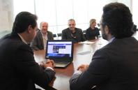 Governados Carlos Massa Ratinho Junior e o presidente da Fomento Paraná, Heraldo Neves, acessam novo site da instituição.
