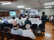O diretor-presidente da Fomento Paraná fala com prefeitos na reunião da AMUVI, em Apucarana.