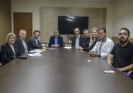 Reunião com o prefeito de São José dos Pinhais, Antonio Benedito Fenelon (Toninho da Farmácia), o diretor-presidente da Fomento Paraná, Heraldo Neves, e o diretor de Mercado, Renato Maçaneiro