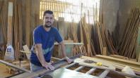 Osmar Gomes Marques fabrica móveis como MEI, em São Tomé