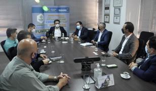 Diretores da Fomento Paraná em reunião com equipe da diretoria e técnicos da Goiás Fomento, em sala de reunião.