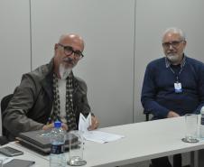 O Conselheiro do TCE Fernando Guimarães assina termo de compromisso da Fomento Paraná com o Cedes