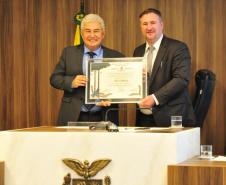 O ministro Pontes foi homenageado com a entrega do título de cidadão honorário do Estado do Paraná, proposto pelo deputado Emerson Bacil.