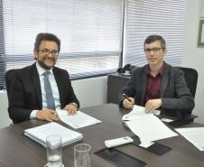O diretor-presidente da Fomento Paraná, Heraldo Neves, e o empresário Adriano Krzyuy, presidente da Assespro-Paraná, assinaram contrato que credencia a Assespro para atuar como correspondente Fomento Paraná.