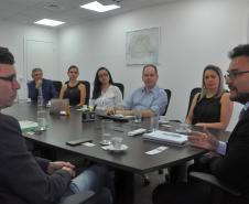 O diretor-presidente da Fomento Paraná, Heraldo Neves, e o empresário Adriano Krzyuy, presidente da Assespro-Paraná, assinaram contrato que credencia a Assespro para atuar como correspondente Fomento Paraná.