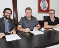 Heraldo Neves, presidente da Fomento Paraná, prefeito Marcelo e o secretário Brayan Roque, na assinatura do termo de cooperação técnica 