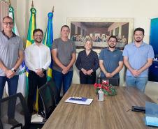 Comitiva da Fomento Paraná e lideranças locais da cidade de Marquinhos posam para imagem