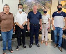 Comitiva da Fomento Paraná posa para imagem com representantes da Prefeitura de Cantagalo