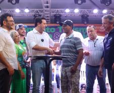 O governador Carlos Massa Ratinho Junior cumprimenta o pescador Edvaldo dos Santos, morador de Foz do Iguaçu, que assinou o primeiro contrato da linha Fomento Turismo, Pesca e Náutica.