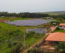 Usina com placas de energia solar fotovoltaica em, propriedade rural