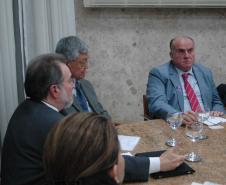 Reunião da equipe do Governo do Paraná com a Agência Francesa de Desenvolvimento - AFD, em 2011, para início das tratativas para abertura de uma linha de financiamento para a Fomento Paraná. Com participação do secretário Cassio Taniguchi e do diretor-geral da AFD, Don Zerah.