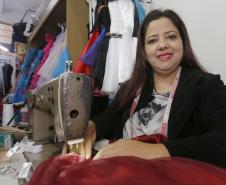 Eliane Cristina Beffa, com sua loja de locação de roupas em Apucarana.