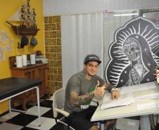 O tatuador Luiz Castelli pegou crédito da Fomento Paraná para reformar o estúdio e adequá-lo às normas de acessibilidade e da Vigilância Sanitária.