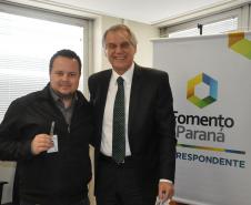Fomento Paraná dá início a operações com Correspondentes em associações comerciais. Na imagem, assinatura do convênio com a Acinfaz.
