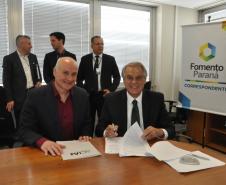 Fomento Paraná dá início a operações com Correspondentes em associações comerciais. Na imagem, assinatura do convênio com a ACIAI.