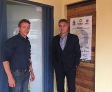 O diretor Luiz Malucelli Neto aproveitou para visitar o agente de crédito Volnei Lampert, no Banco do Empreendedor de Foz do Iguaçu, uma parceria entre a Fomento Paraná e a prefeitura municipal, que agora está funcionando em novas instalações.