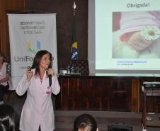 Palestra promovida pela UniFomento com a farmacêutica bioquímica Angela Zanlorenzi, voluntária da Rede Feminina de Combate ao Câncer, abordou a importância da alimentação saudável para prevenção do câncer.