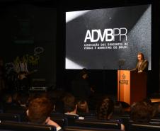 Luiz Malucelli Neto, diretor de Mercado, em discurso para empresários e agências de publicidade e propaganda durante a premiação do Top de Marketing da ADVB-PR.