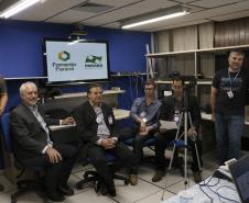 Técnicos da Fomento Paraná participam do webcast com agentes de crédito, nas instalações da Celepar.