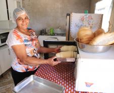 Cleide Pereira Dias, moradora de Guaíra, conseguiu um financiamento para adquirir um forno elétrico, uma sovadeira, um cilindro elétrico e ingredientes necessários para a produção de pães caseiros, que ela faz para vender. 