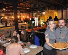 Os empreendedores Elton e Gleide Antunes buscaram dois financiamentos da Fomento Paraná. Passaram de três para 40 funcionários. Hoje vendem mais de 5 mil pizzas por mês.