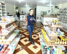 Eliziane Martinhaki, que vendia produtos naturais de porta em porta e há cinco meses abriu uma loja de produtos naturais com recursos de um financiamento de microcrédito.