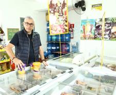 Silvio Gallego  pegou um financiamento de microcrédito para abrir uma sorveteria, depois para aumentar as instalações e está no terceiro crédito, para uma nova expansão da empresa, e já contratou um empregado.. 