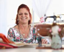 Empreendedora Soraia de Fátima Silva, com ajuda da Fomento Paraná montou um ateliê de corte e costura. Foto: José Fernando Ogura/ANPr