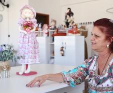 Empreendedora Soraia de Fátima Silva, com ajuda da Fomento Paraná montou um ateliê de corte e costura. Foto: José Fernando Ogura/ANPr