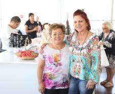 Empreendedora Soraia de Fátima Silva, com ajuda da Fomento Paraná montou um ateliê de corte e costura. Na imagem, com a aluna Sueli Kohatsu.

 Foto: José Fernando Ogura/ANPr
