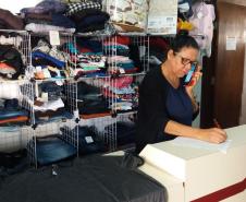 Dora Alice Freitas começou vendendo roupas informalmente, hoje tem uma loja e já contratou quatro financiamentos da Fomento Paraná para ampliar o empreendimento. A nova aposta da comerciante é a moda plus size