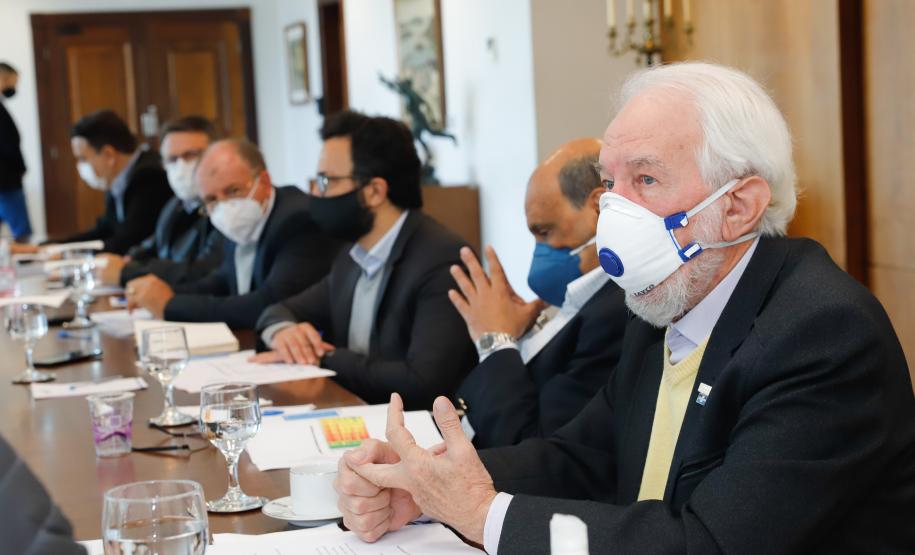 Ampliar os investimentos públicos com a execução de obras que geram empregos nos municípios e tornar a administração estadual ainda mais eficiente. Essas foram as principais orientações do governador Carlos Massa Ratinho Junior para retomar o fôlego da economia do Paraná após a pandemia da Covid-19. O assunto foi tratado nesta quinta-feira (7) em reunião com a equipe responsável pelo planejamento das ações de recuperação do Paraná.