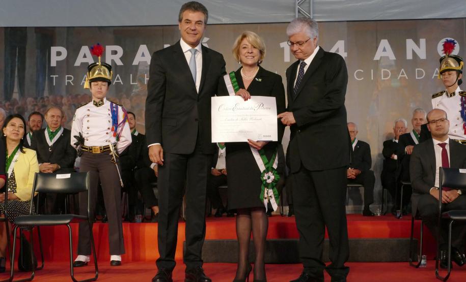 Assessora da Fomento Paraná é condecorada com a Ordem Estadual do Pinheiro A assessora de Relações Institucionais da Fomento Paraná, Emilia Belinati, foi uma das personalidades homenageadas nesta terça-feira (19) com a condecoração da Ordem Estadual do Pinheiro, a mais alta honraria do Governo do Paraná.
