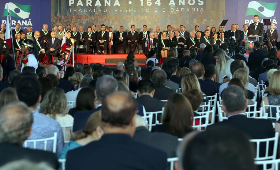 Assessora da Fomento Paraná é condecorada com a Ordem Estadual do Pinheiro A assessora de Relações Institucionais da Fomento Paraná, Emilia Belinati, foi uma das personalidades homenageadas nesta terça-feira (19) com a condecoração da Ordem Estadual do Pinheiro, a mais alta honraria do Governo do Paraná.
