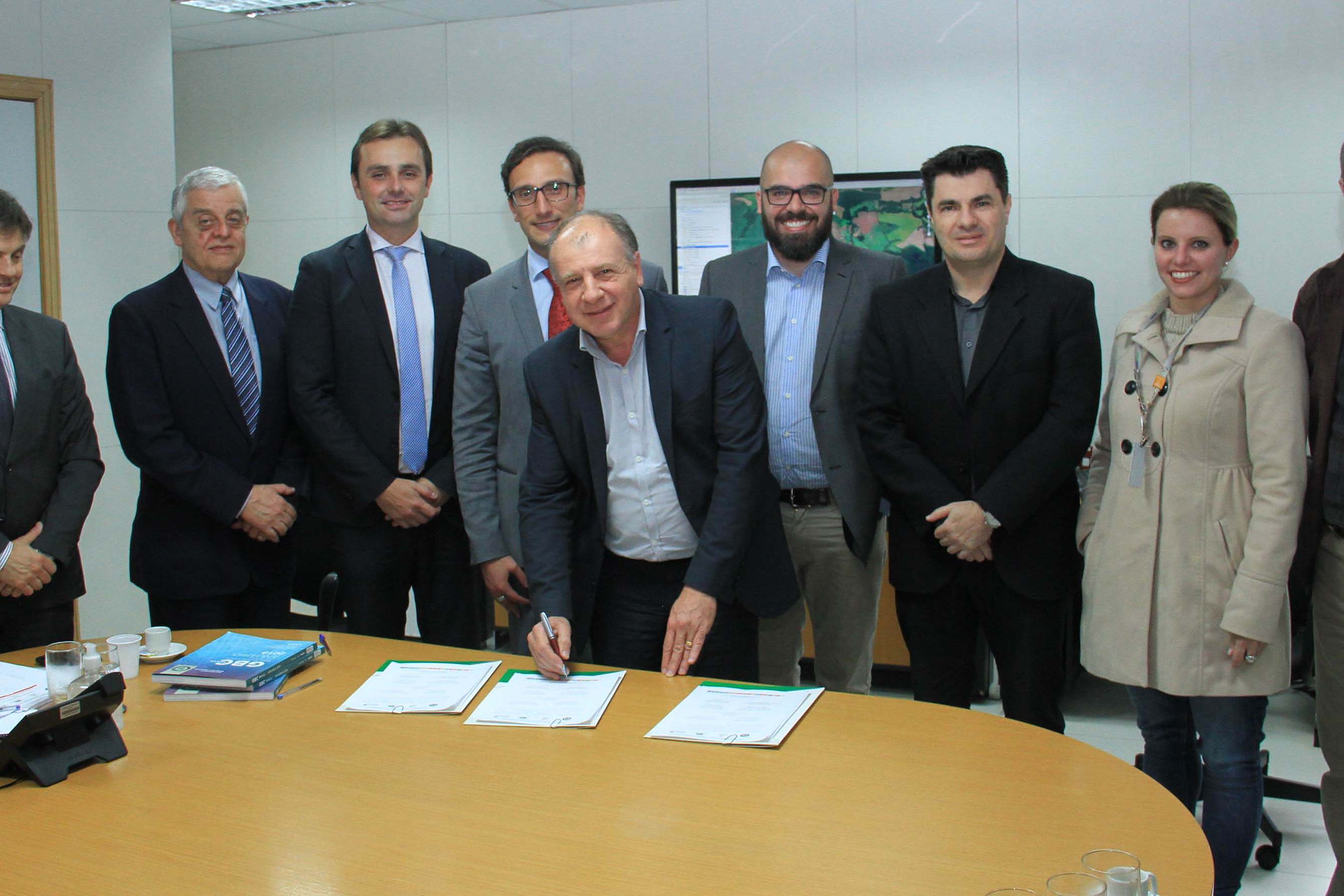 O secretário do Desenvolvimento Urbano e de Obras Pública, João Carlos Ortega, assinou Memorando de Entendimento entre o Paranacidade, o Green Building Council Brasil (GBC BR) e a Fomento Paraná