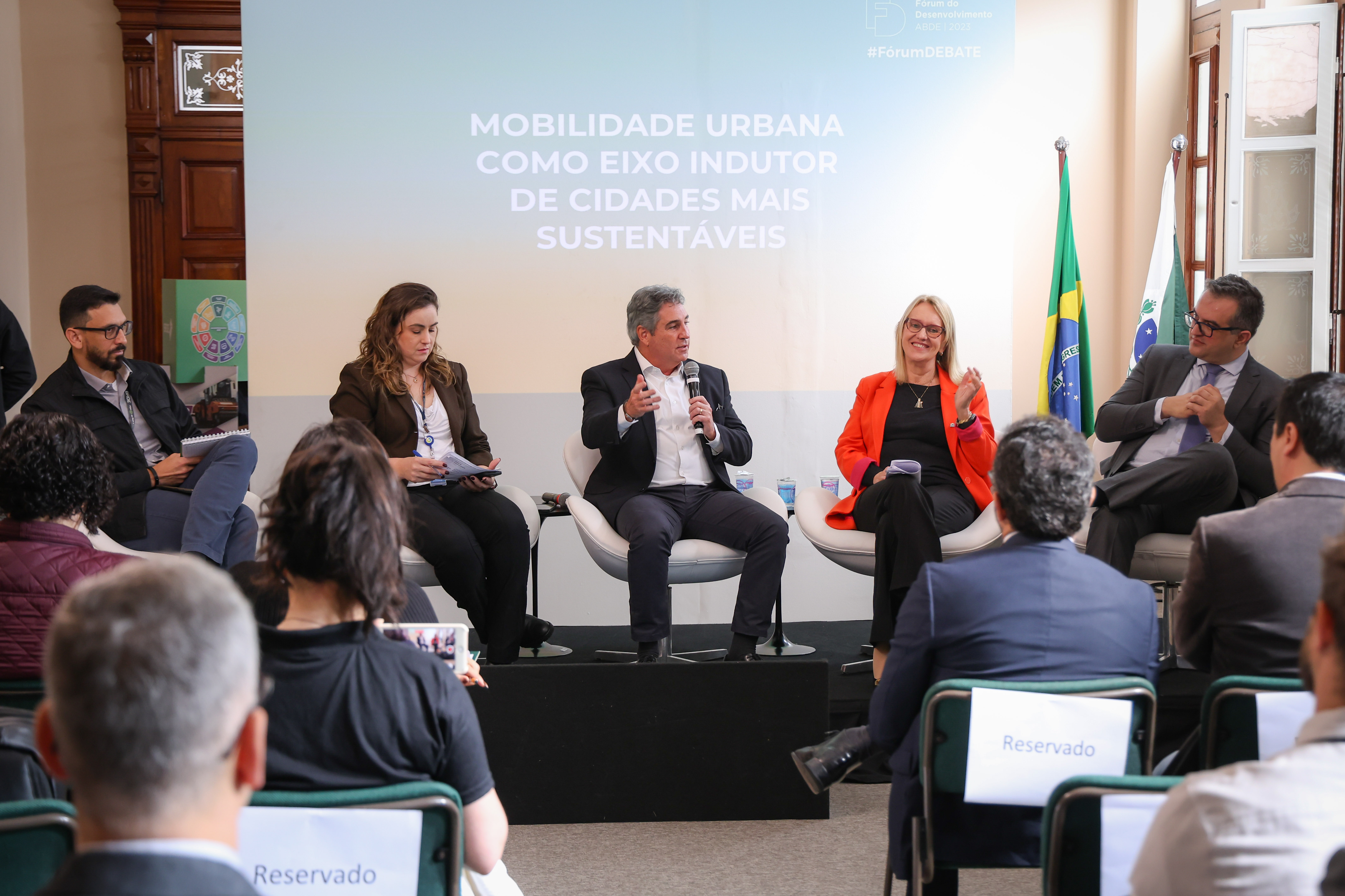 Everson Leão, do BRDE, Mayara Puchalski, da Fomento Paraná, Presidente CWBUS Inovação, Luiz Alberto Lenz, presidente ABDE Jeanette Lontra, e secretário executivo ICLEI, Rodrigo Corradi.