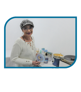 Esteticista com seus equipamentos de trabalho em seu estúdio