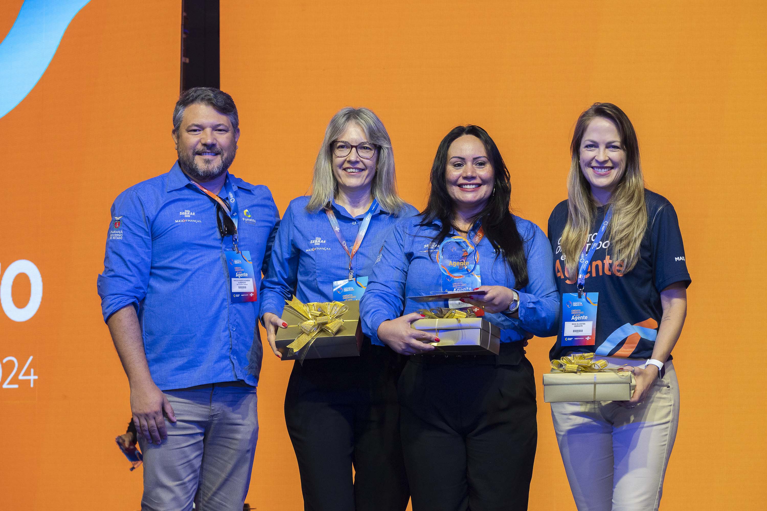 Prêmio Estadual de Microcrédito Fomento Paraná e Sebrae/PR 2024, entregue nesta quinta-feira (28), no encerramento do Encontro Estadual de Agentes de Crédito. Na foto, premiação de Guarapuava.