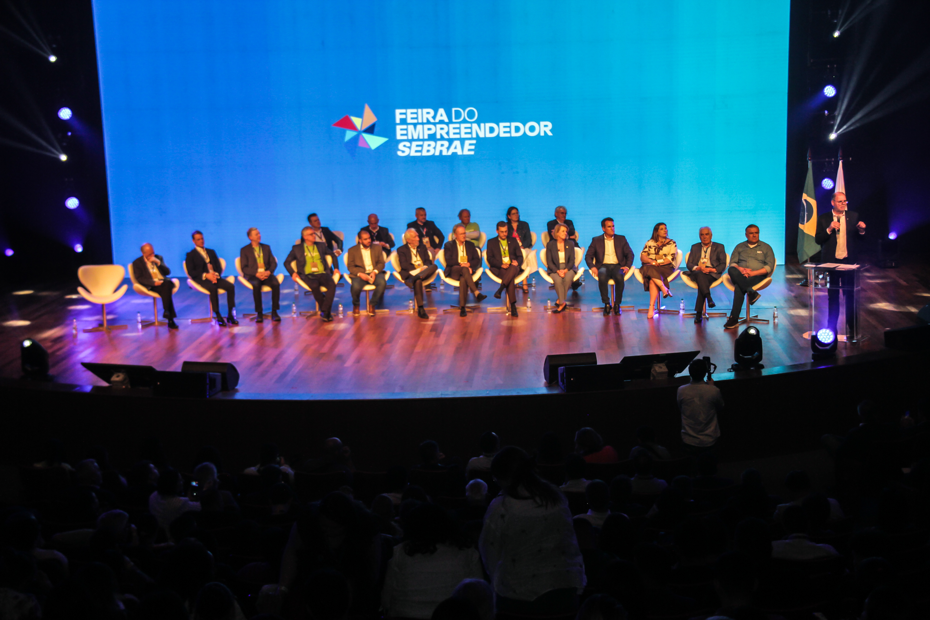 O vice-governador Darci Piana anunciou nesta quinta-feira (11), durante a abertura da Feira do Empreendedor Sebrae 2025, em Curitiba, a unificação e redução das taxas de juros para linhas de microcrédito e capital de giro disponibilizados pela Fomento Paraná para pequenas empresas.