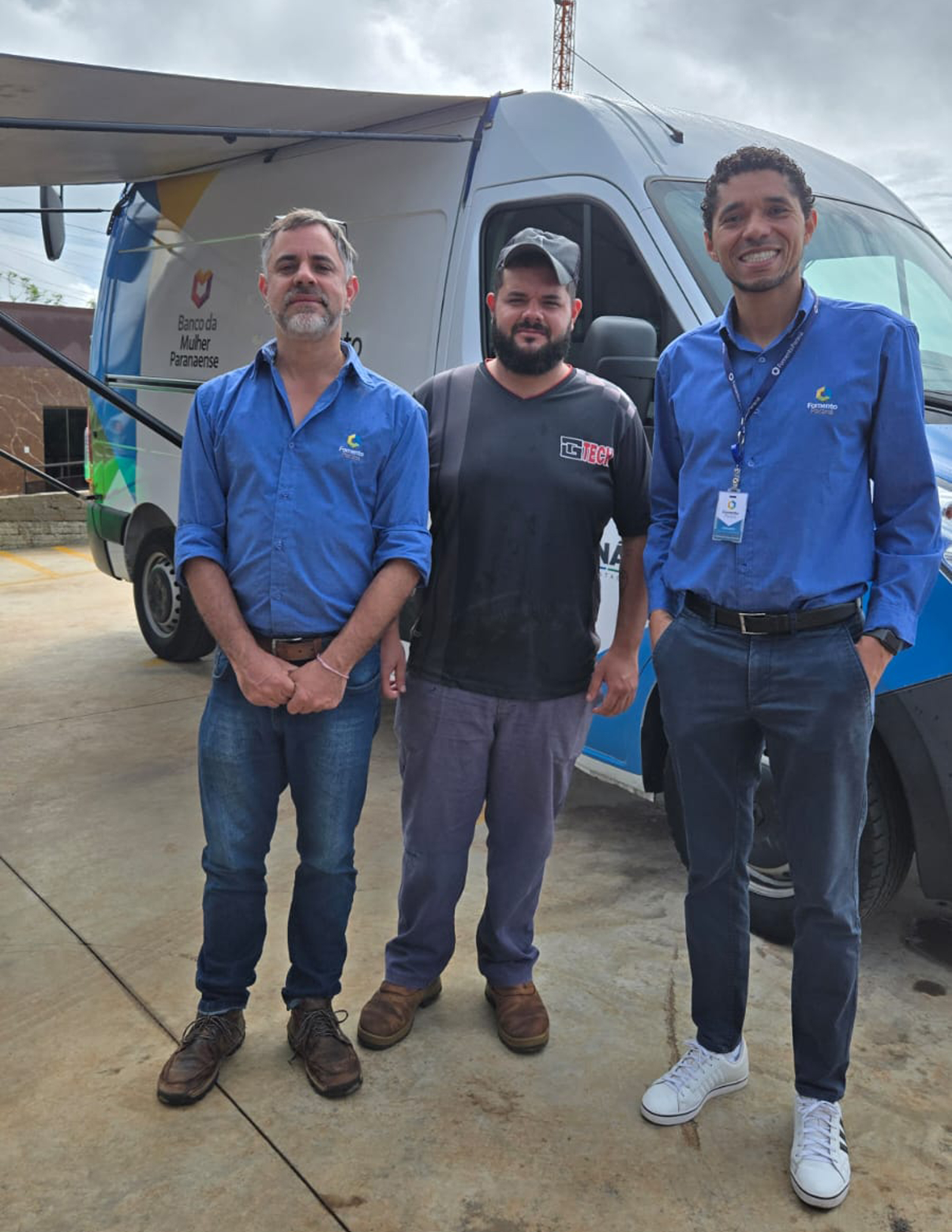 Atendimento de empreendedor em Rio Bonito do Iguaçu. O borracheiro Valter de Jesus assina o contrato de empréstimo com a Fomento Paraná. Ao lado dele estão Reginaldo Freitas, assistente, e o analista Fernando dos Santos.