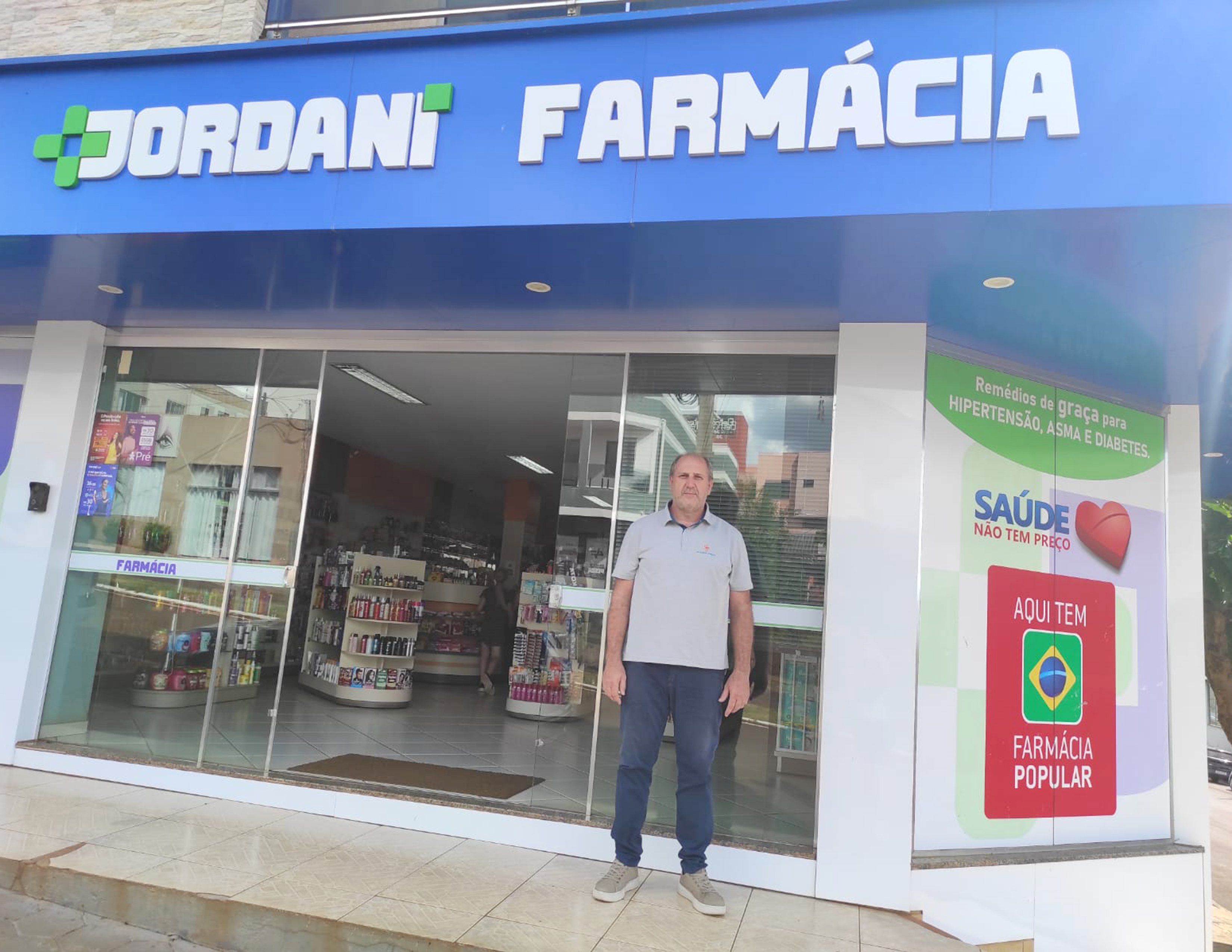 Everton Jordani em frente a sua farmácia depois de receber o crédito