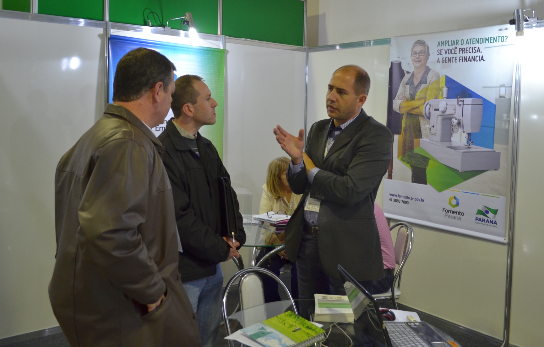 Empresas instaladas na Cidade Industrial de Curitiba vão ter acesso facilitado às linhas de crédito do Banco do Empreendedor. O assunto foi discutido nesta segunda-feira (20), em reunião com o presidente da Associação das Empresas da Cidade Industrial de Curitiba (Aecic), Celso Gusso, e um grupo de empresários associados. Na mesma linha de trabalho será formalizado um convênio com o Conselho Regional dos Contabilistas, para capacitar profissionais para atuar como agentes de crédito.