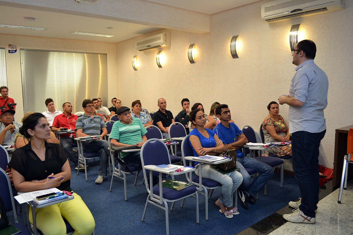 Técnicos da Fomento Paraná apresentaram as linhas de crédito de baixo custo da instituição aos microempreendedores de Paranaguá.