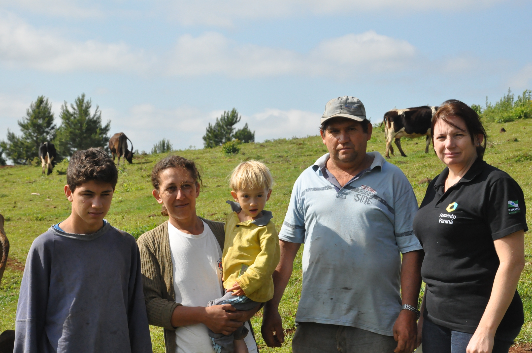 A família de Irene Giteski Ferreira, agricultora de Porto Barreiro, financiou duas vacas pelo Paraná Juro Zero, da Fomento Paraná. Na foto, a familia com a agente de crédito da instituição, Elza Vaccari.