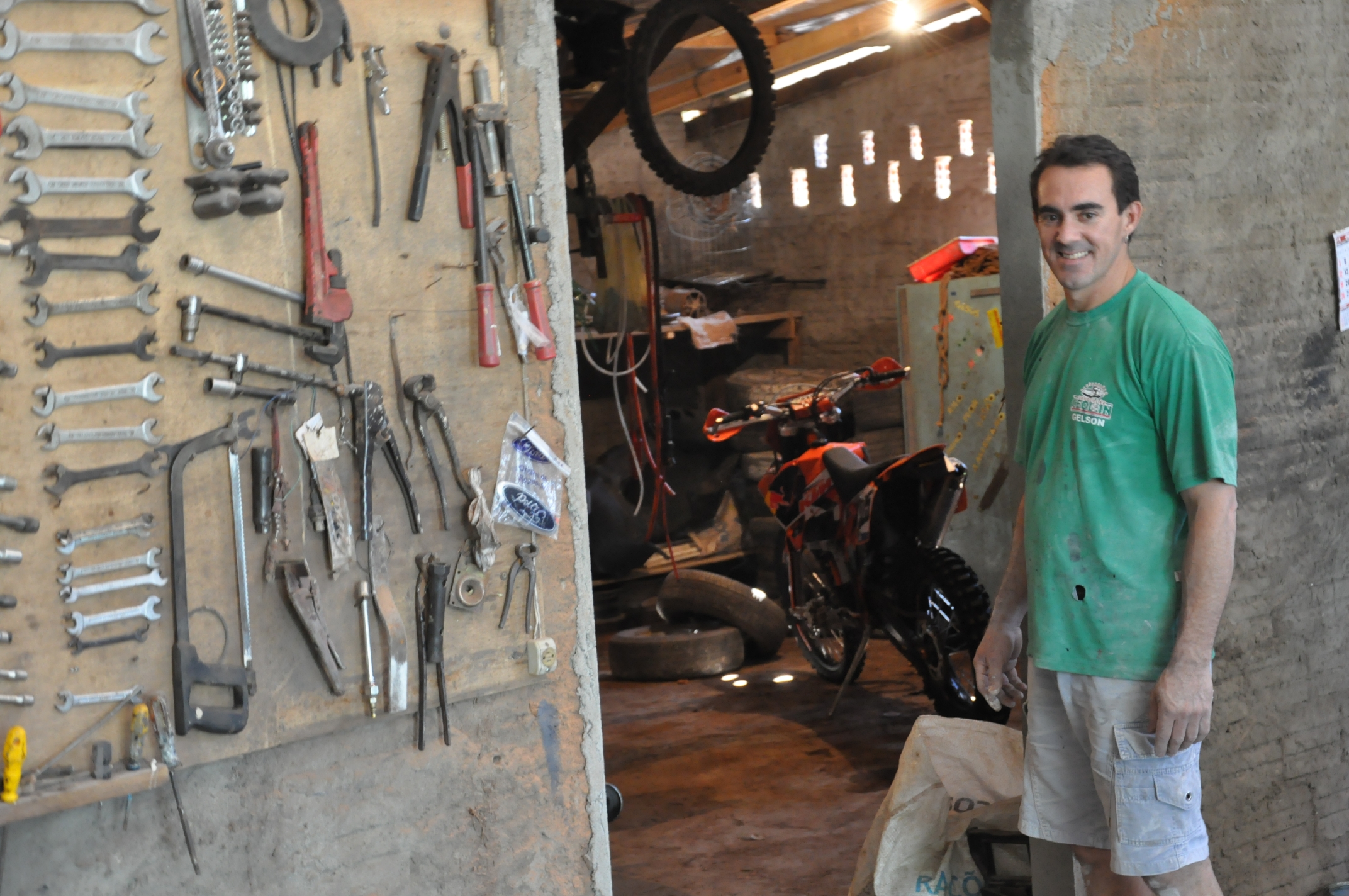 Gelson Antonio Ceolin, chapeador de Sulina. Financiamento da Fomento Paraná ajudou na recuperação de estabelecimentos atingidos pelas enchentes em junho de 2014.