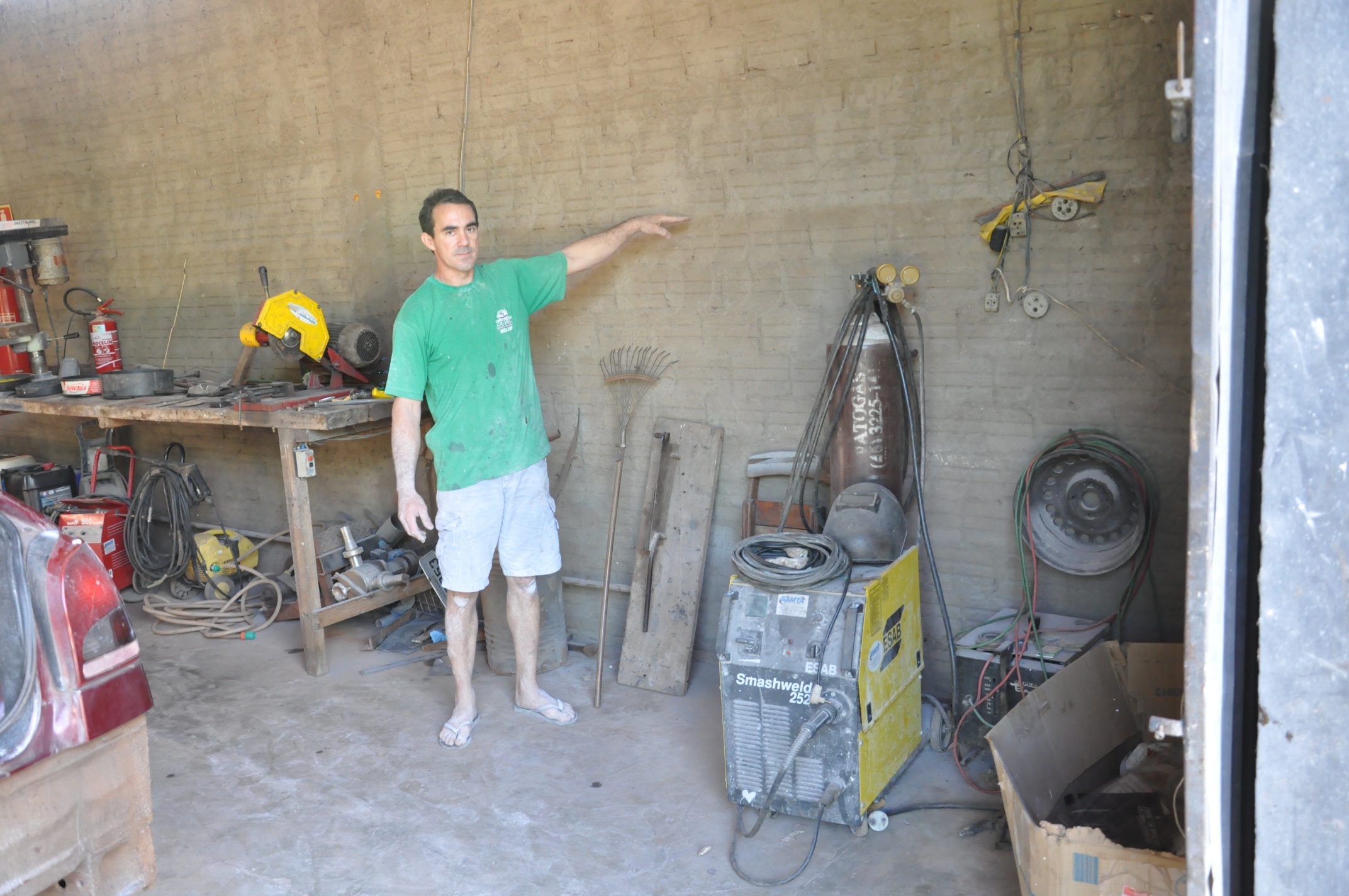 Gelson Antonio Ceolin, chapeador de Sulina, mostra onde a água chegou na oficina. Financiamento da Fomento Paraná ajudou na recuperação de estabelecimentos atingidos pelas enchentes em junho de 2014.