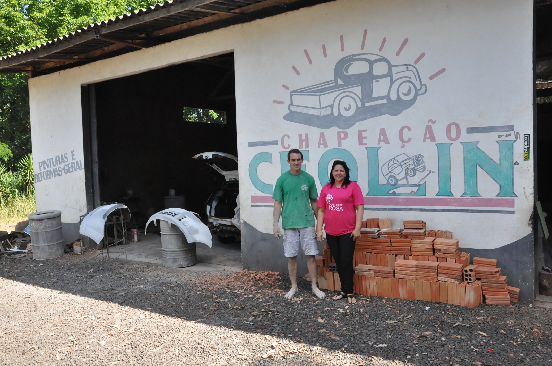 Gelson Antonio Ceolin, chapeador de Sulina, com a agente de crédito Eliane Ritter. Financiamento da Fomento Paraná ajudou na recuperação de estabelecimentos atingidos pelas enchentes em junho de 2014.