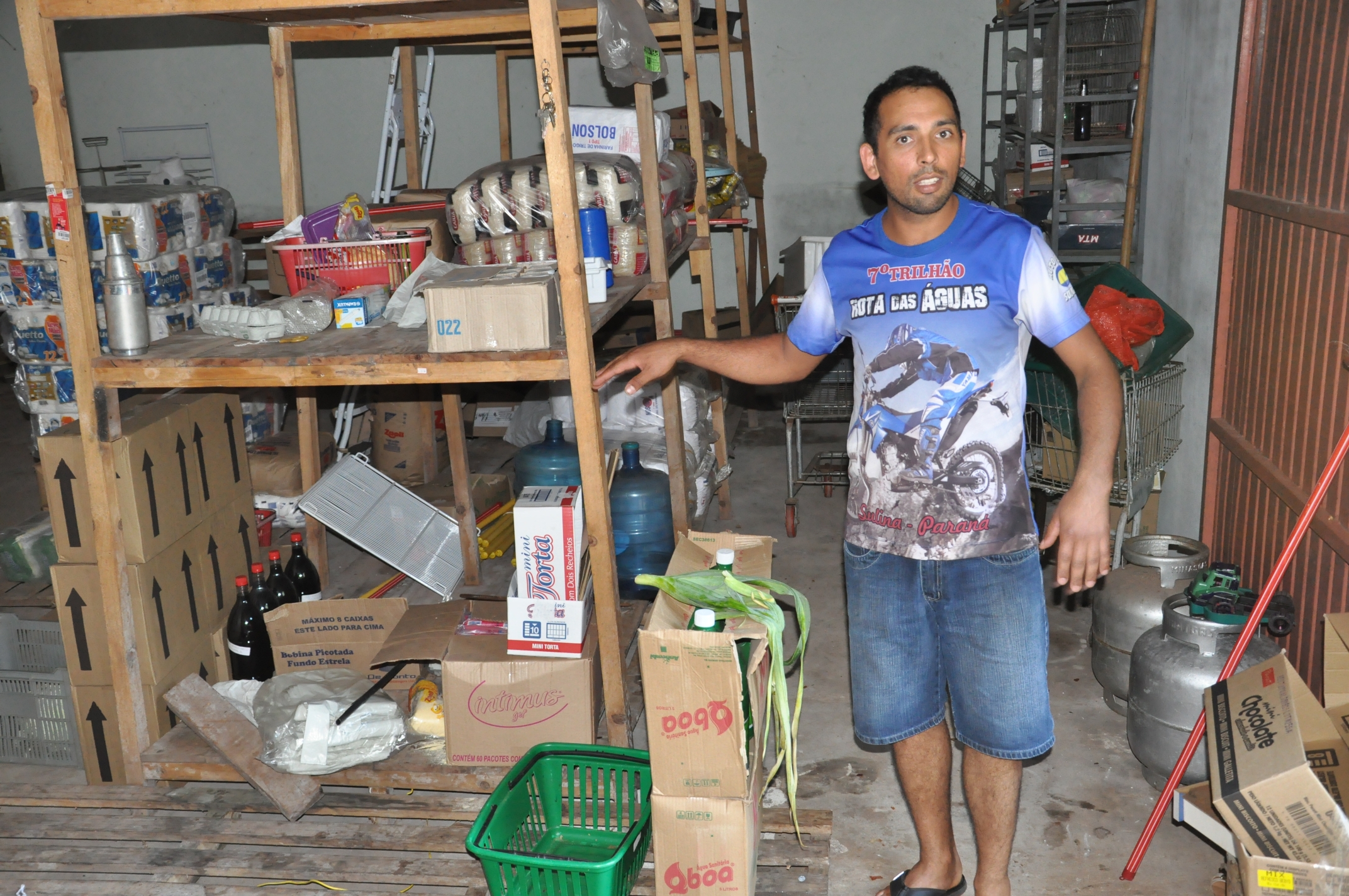 Juarez de Lima Damazio, do Mercado Popular em Sulina, mostra a altura que a água chegou nas enchentes. Financiado pela Fomento Paraná para ajudar na recuperação de estabelecimentos atingidos pelas enchentes em junho de 2014.